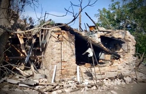 Разрушенный российскими обстрелами дом в Григорьевке