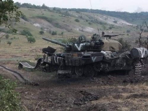 Сгоревший российский танк