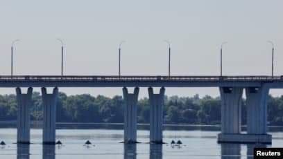 Затоплена баржа у Антоновского моста