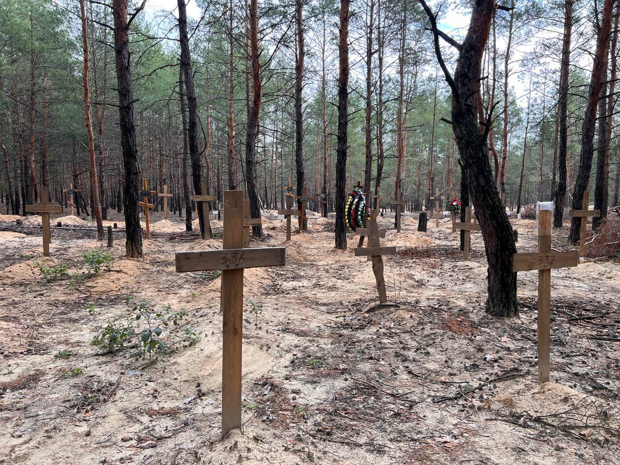 Кладбище в Изюме убитых российскими фашистами