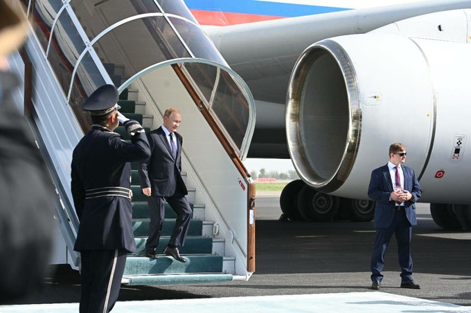 Путин прибыл в Самарканд на саммит ШОС