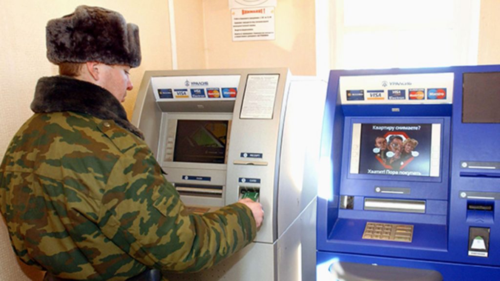 Российский военный и банкомат