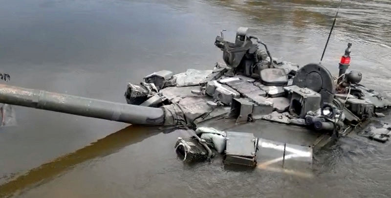 российский танк, упавший в водоем