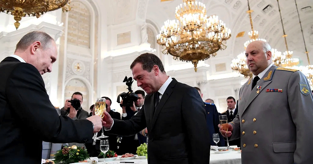 Путин, Медведев, Суровикин