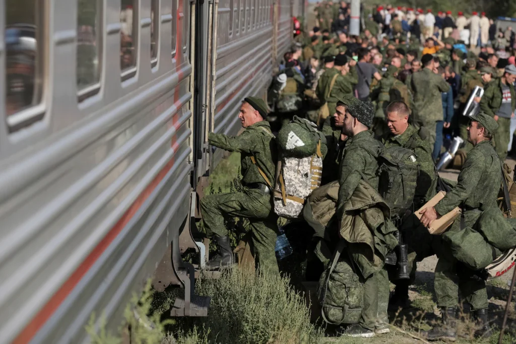 Мужчины садятся в поезд в Прудбое на юго-западе России после того, как президент Владимир Путин приказал провести «частичную мобилизацию» после победы Украины в Харькове.