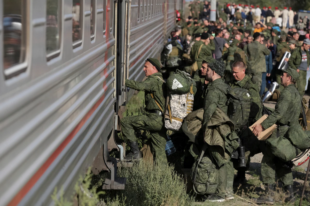 Мужчины садятся в поезд в Прудбое на юго-западе России после того, как президент Владимир Путин приказал провести «частичную мобилизацию» после победы Украины в Харькове.