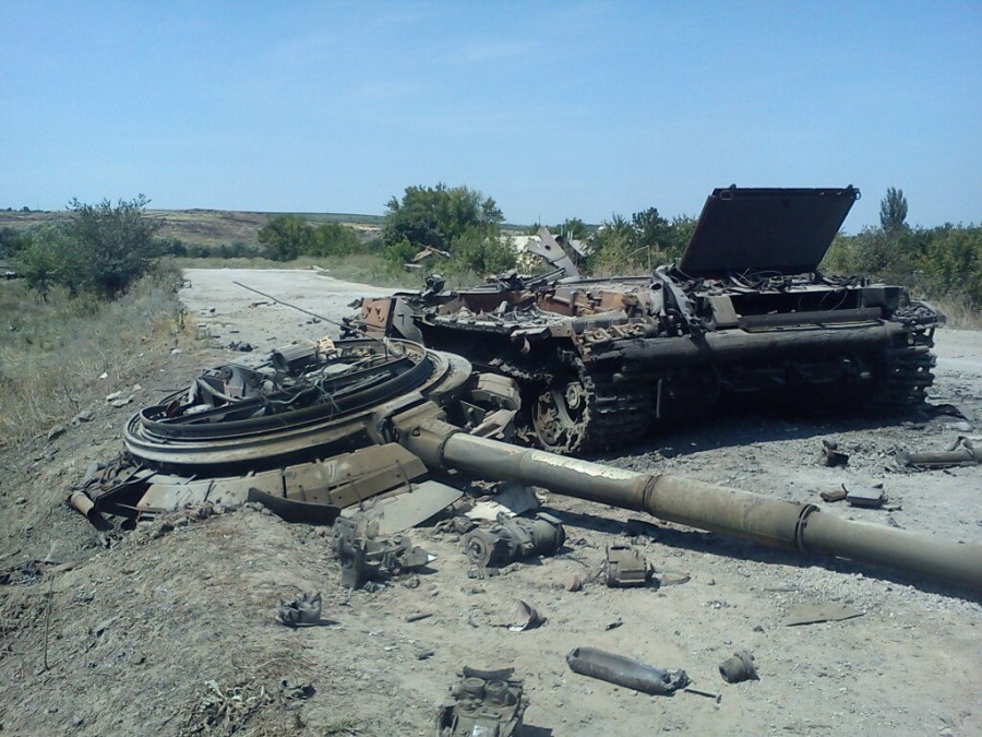 Разбитый украинский танк Т-64БМ