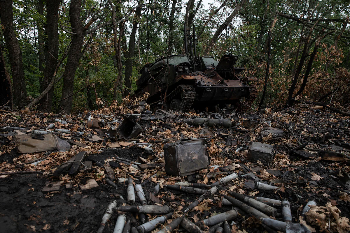Российская военная машина и боеприпасы остались в Харьковской области после внезапного контрнаступления ВСУ. (Хайди Левин)