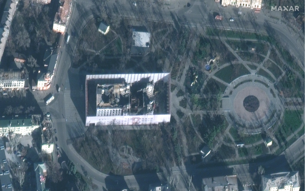 Российское сокрытие разрушенного Мариупольского драматического театра, наблюдаемое 30 ноября