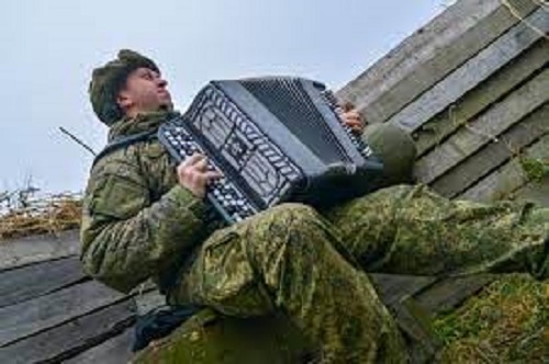 российский солдат с аккордеоном