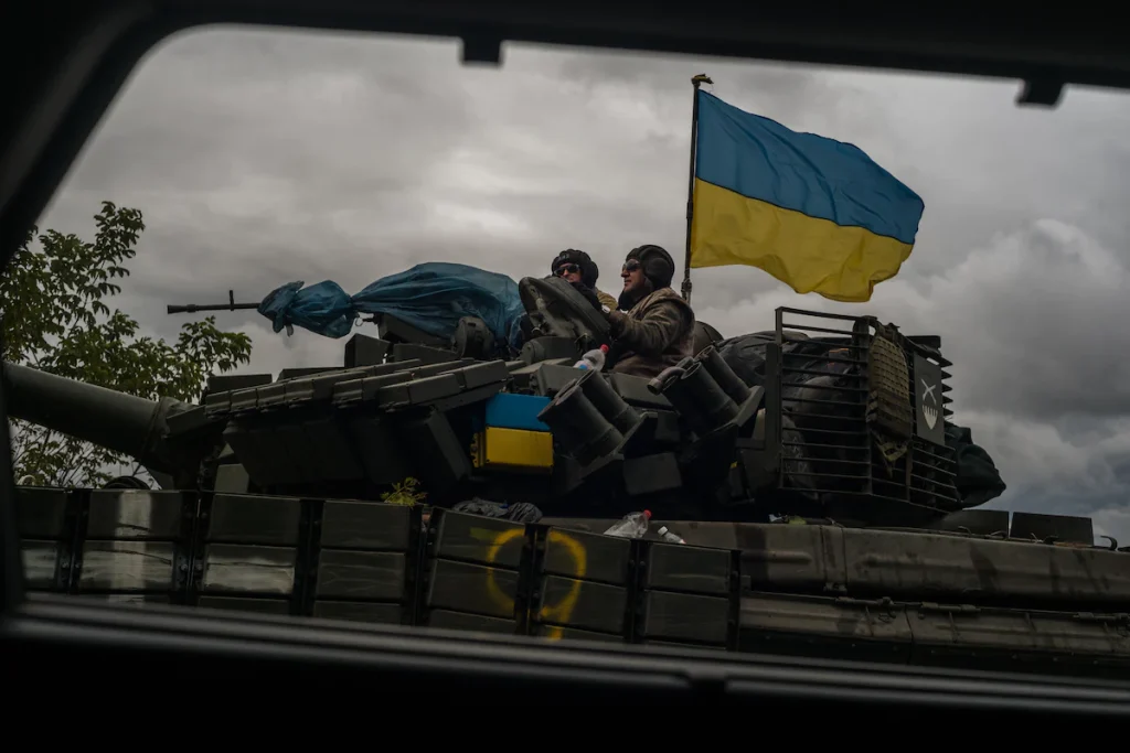 Украинский танкист на дороге в Изюм во время контрнаступления. (Войцех Гжедзинский для The Washington Post)