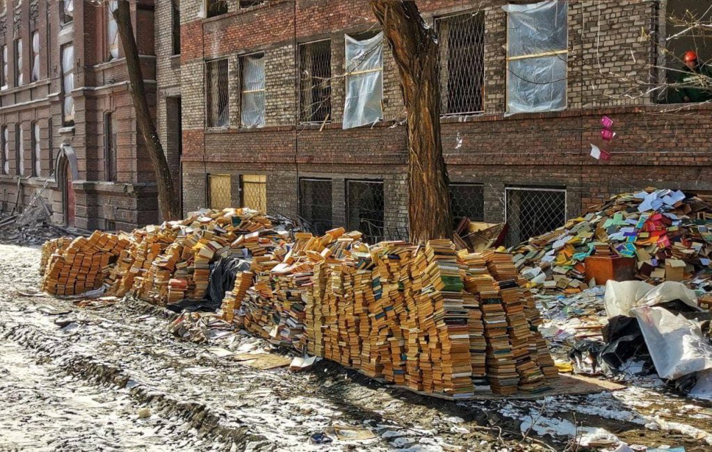 Приазовский государственный технический университет г.Мариуполь. Путинские нацисты выбрасывают украиноязычную литературу из библиотечных фондов