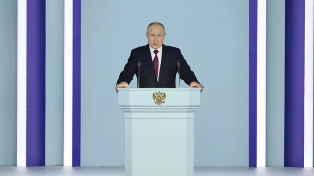 Путин на фоне цветов нового демократического российского флага