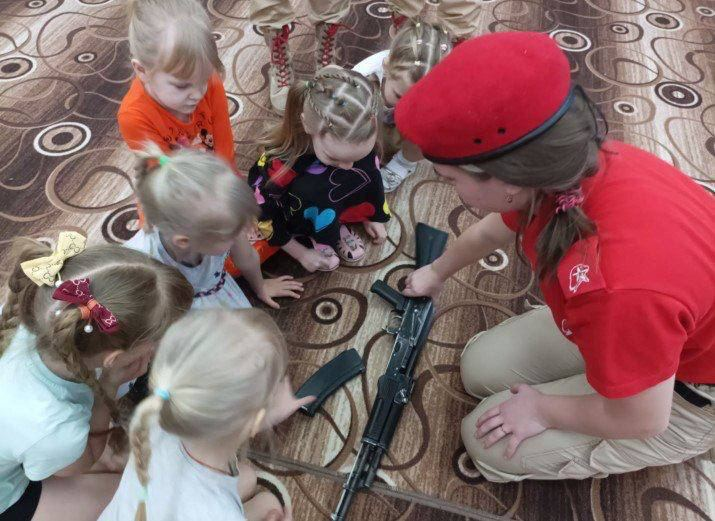 членка российской фашистской организации юнармия обучает детей в детском саду собирать автомат калашникова