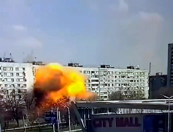 Запорожье - момент удара ракеты С-300 по 9-этажке на Набережной
