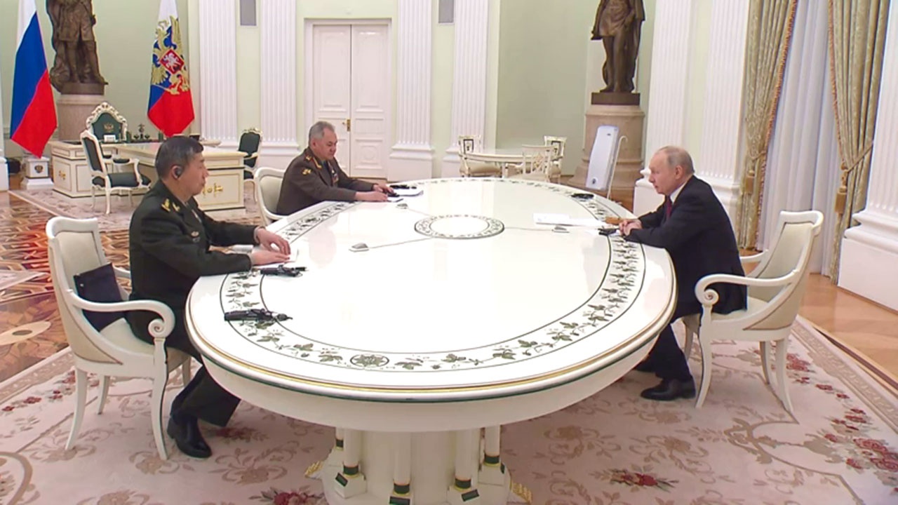 Путин, Шойгу и Ли Шанфу за знаменитым длинным столом