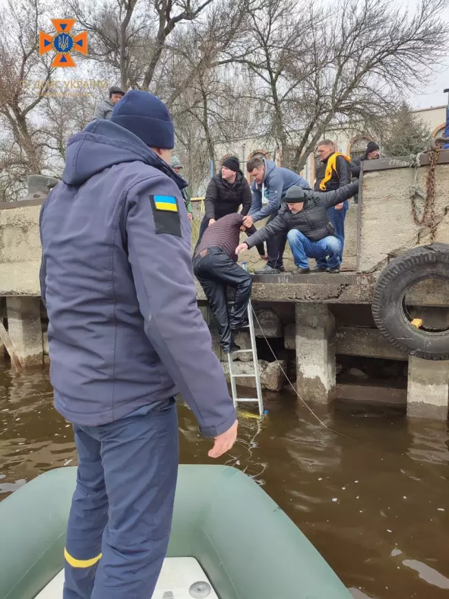 Упал с причала Запорожье