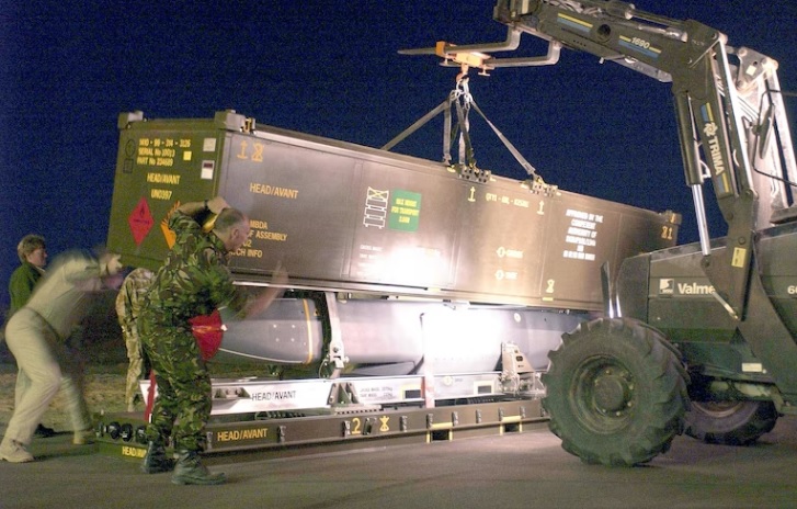 Британские Королевские ВВС готовят ракету Storm Shadow для погрузки на самолет