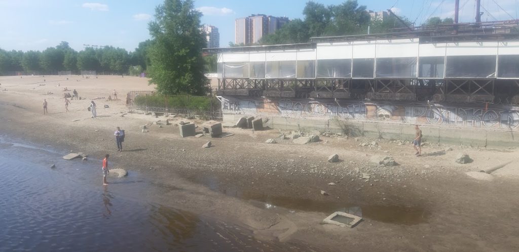Уровень воды в Запорожье на 7 июня упал более, чем на метр (следы на причальной стенке)