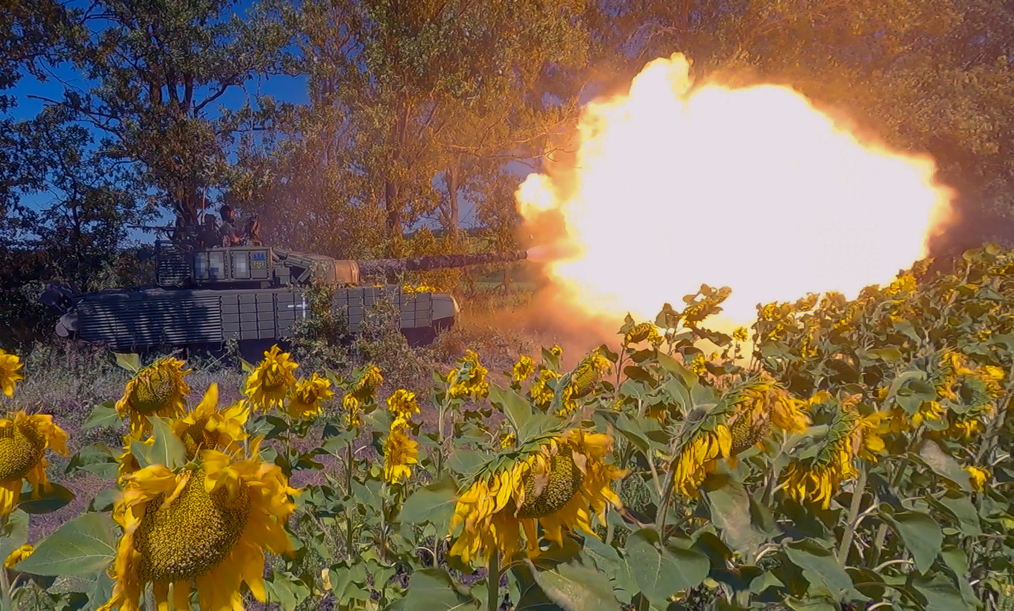 Война Украины против фашистской россии.. Украинский танк.