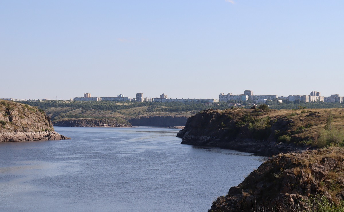 Вид на Хортицкий район Запорожья и Старый Днепр - 31.07.2023 после подрыва россиянами Каховской ГЭС