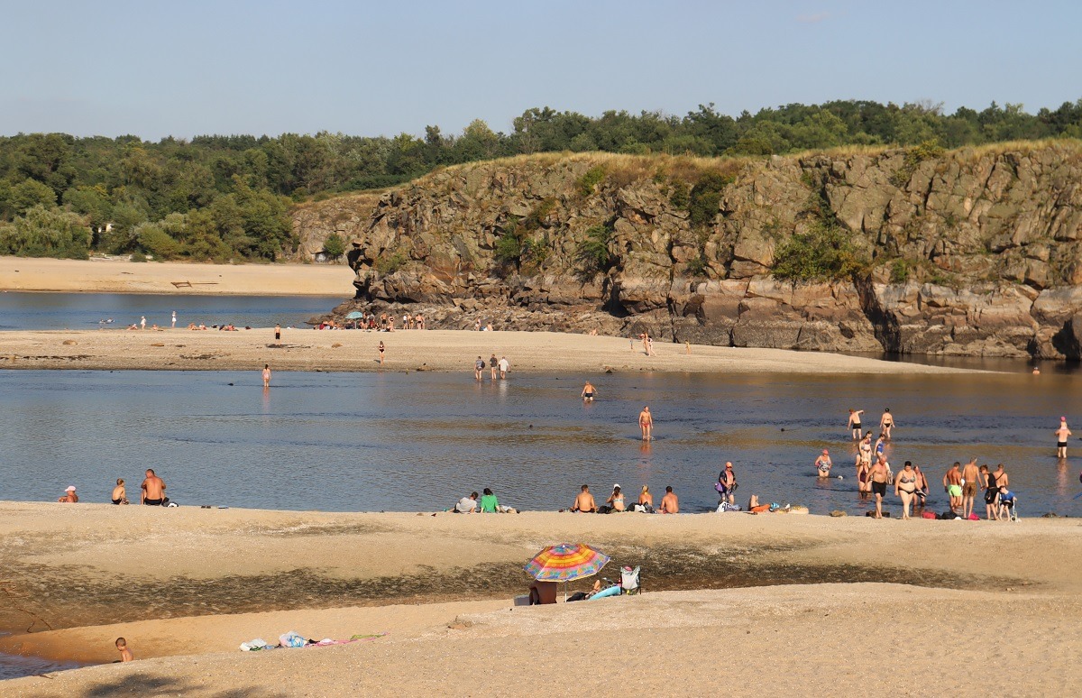 Запорожье, север острова Байда, вид с пляжа Магадан, 31.07.2023