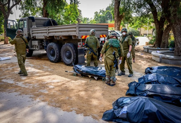 Израильские солдаты вывозят трупы детей