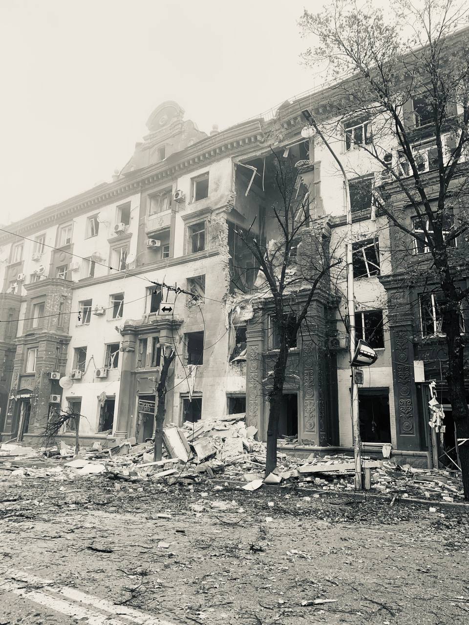 Рашистская ракета разрушила пятиэтажку в Запорожье