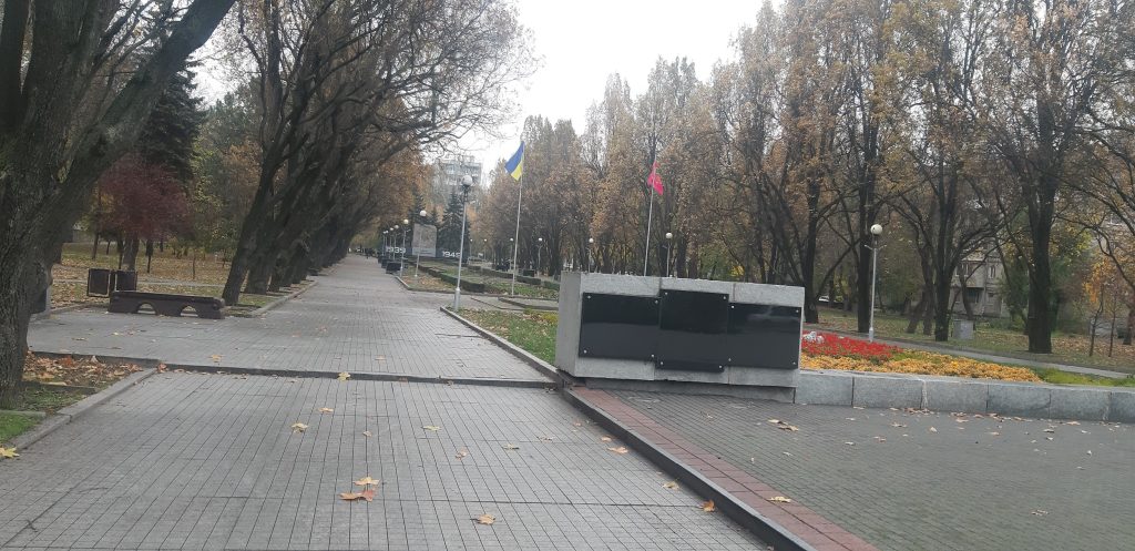 Алея Слави біля будівлі Запорізької міськради зі стертими написами – підлий напад росії на Україну вніс свої корективи