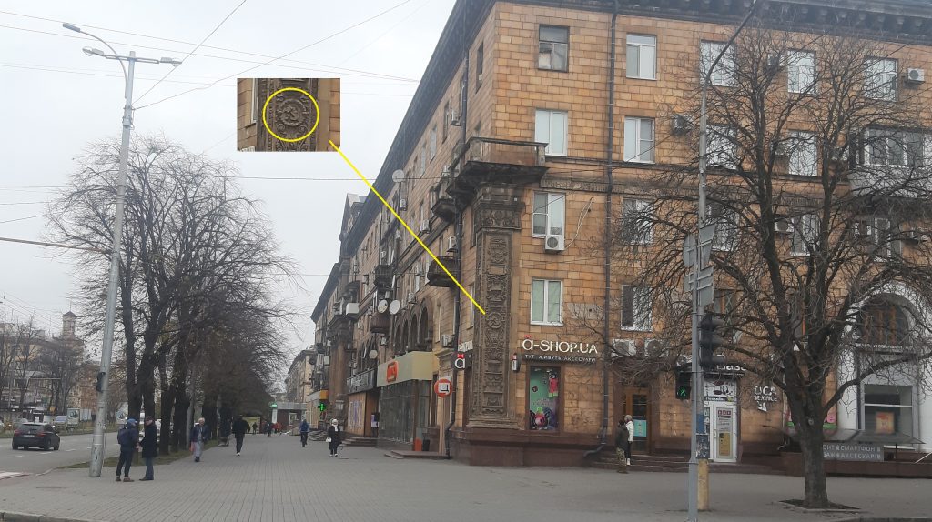 Фасади будівель прикрашені 