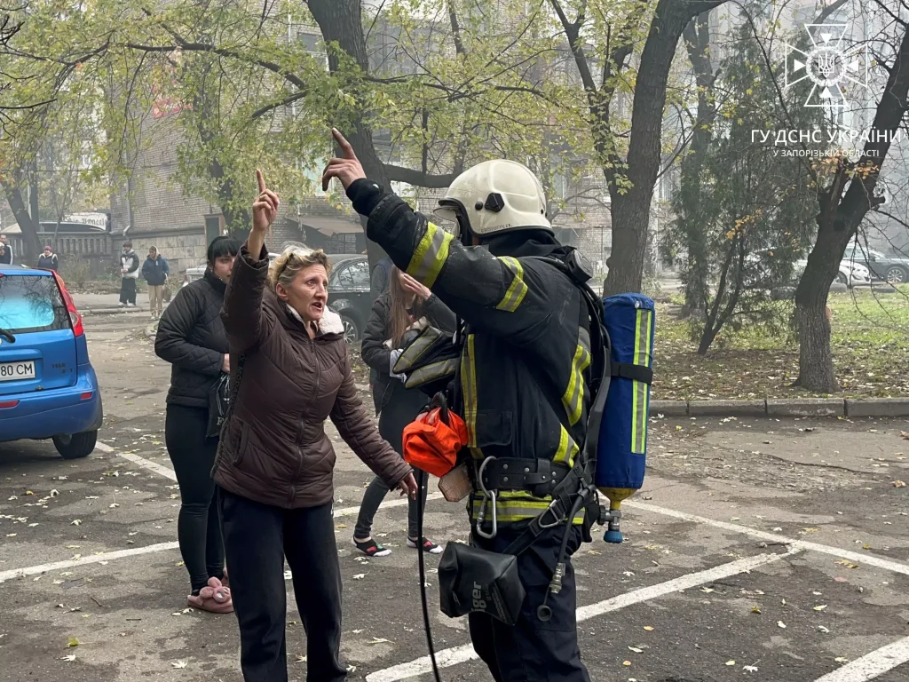 Общение спасателя с жительницей горящего дома