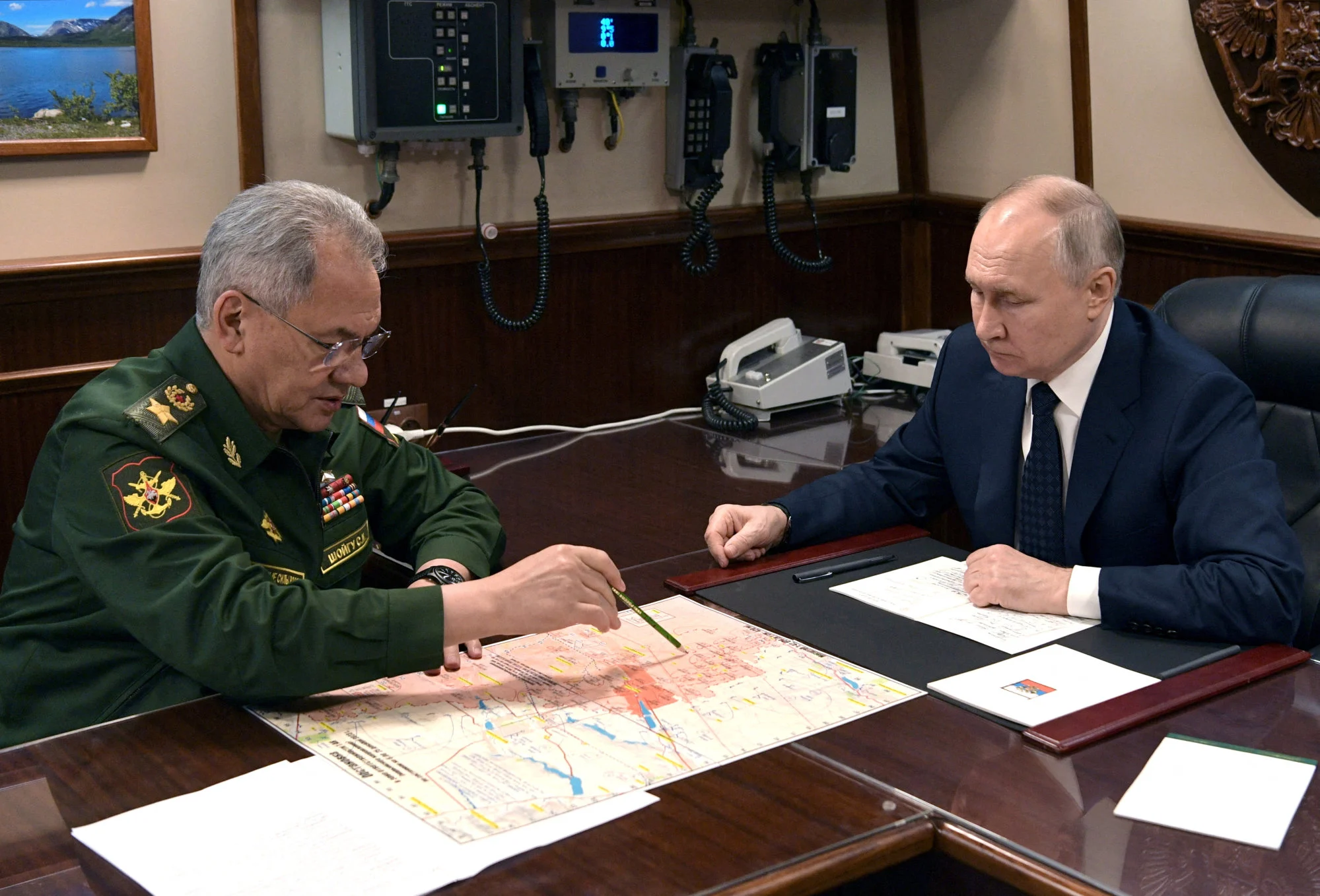 Путин в ретро-кабинете рассматривает бумажную карту Шойгу (реконструкция событий первой мировой войны)