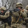 Російська армія намагається використати нестачу озброєнь та боєприпасів в українських сил для просування на Донбасі: ISW
