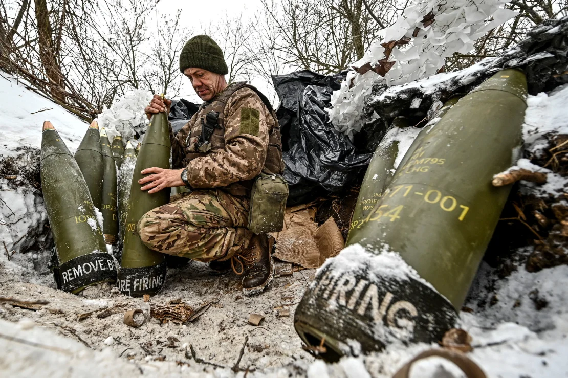 Український боєць готує 155-мм снаряд