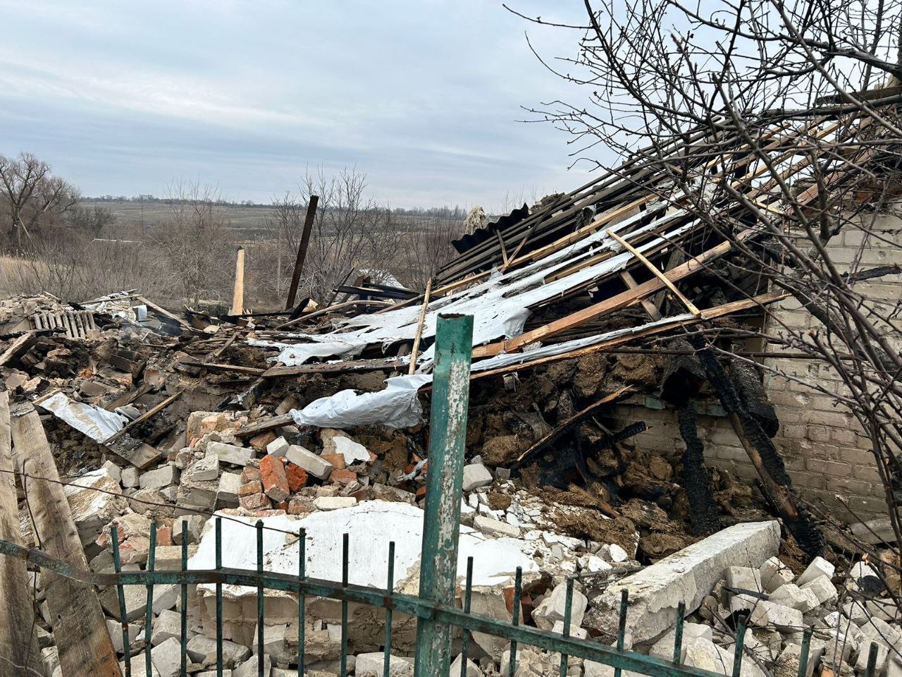 Разрушенная на Запорожье постройка рашистскими боевиками