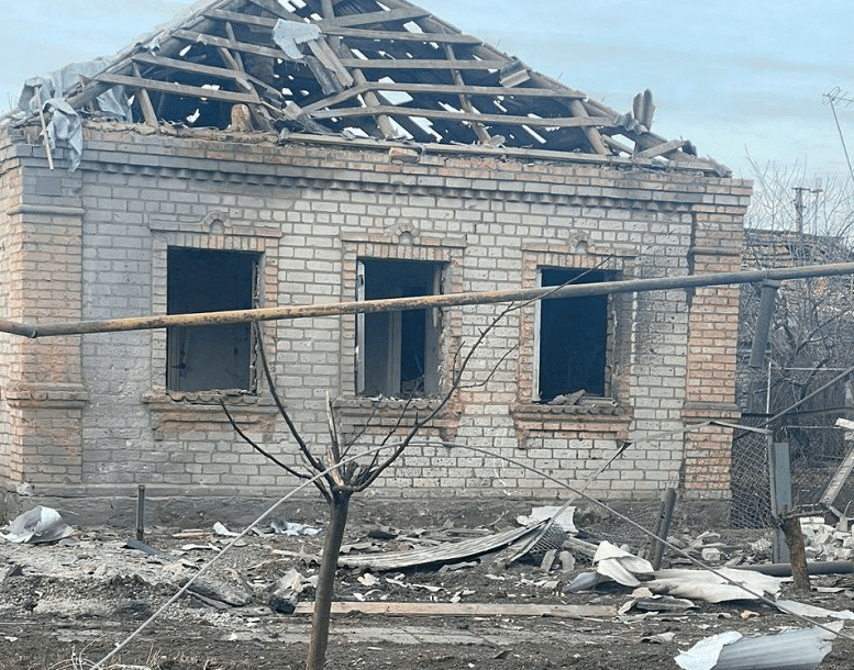 Згорів дом на Запоріжжі після обстрілів нацистами путіна