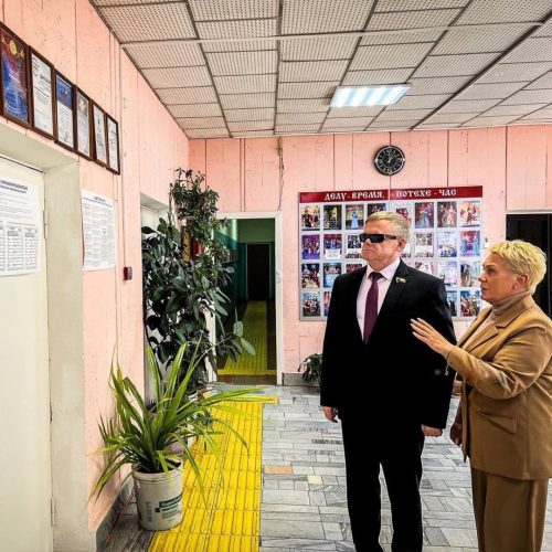 Слепой депутат инспектирует избирательный участок в россии
