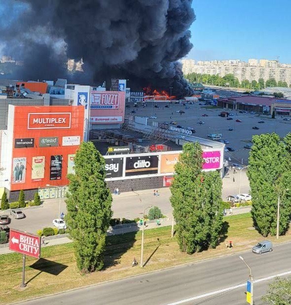 Російсько-фашистьські війська вдарили по гіпермаркету у Харкові - проклята русня до п'ятого коліна