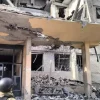 Рашисти обстріляли Степногірськ – зруйнована адміністративна будівля