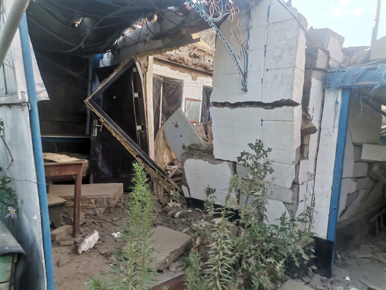 Зруйнований рашистами будинок на Запоріжжі - є поранені