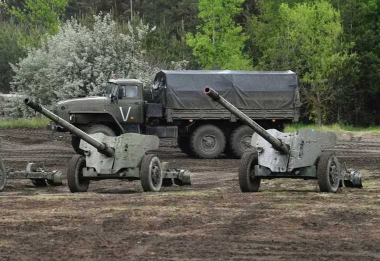 Російські старовинні гармати калібру 130-мм поїхали на фронт в Україну