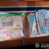 У Запоріжжі поліцейські затримали зловмисника, який викрав майже 100 000 гривень із каси студії засмаги, частину з яких сховав у трусах
