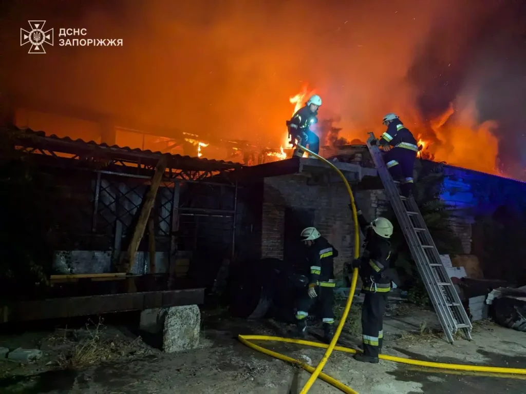 У Запоріжжі горить склад з дровами