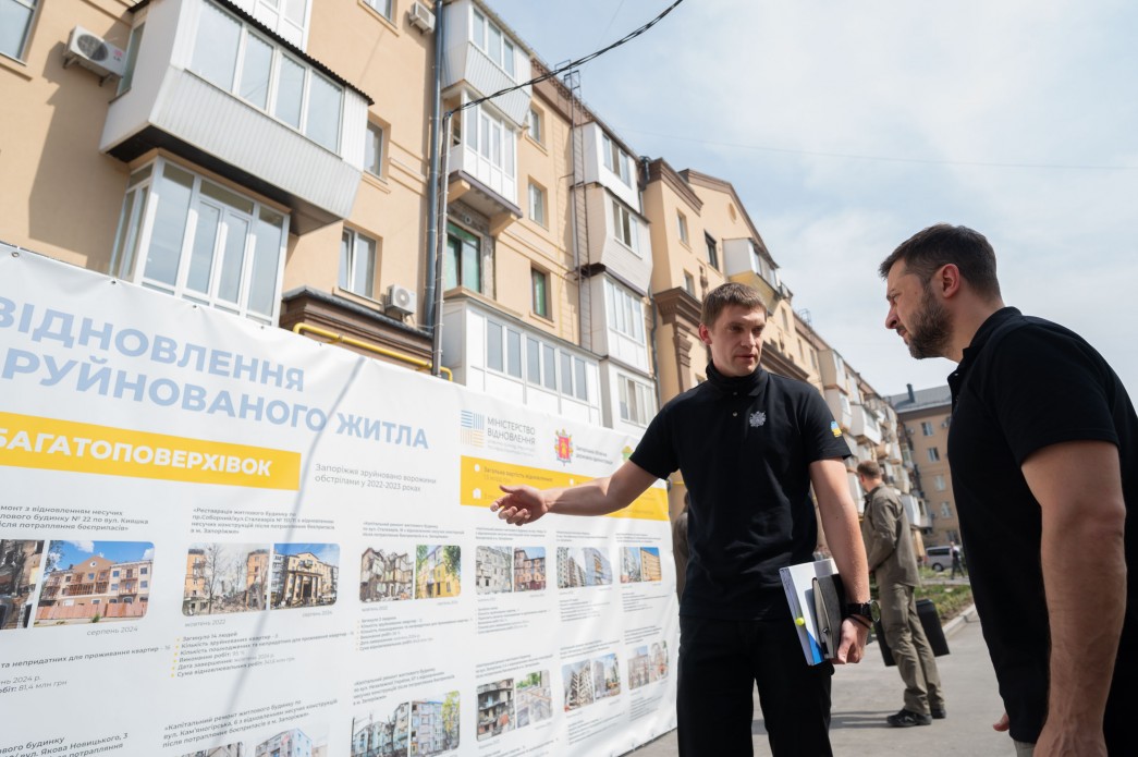 Зеленський та Федоров у дворі відновленого будинку на проспекті Соборному