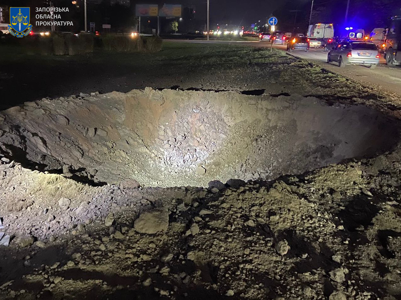 Запоріжжя. Воронка від вибуху російського КАБа на виїзді з парковки біля Епіцентру на Набережну та вулицю Запорізьку.