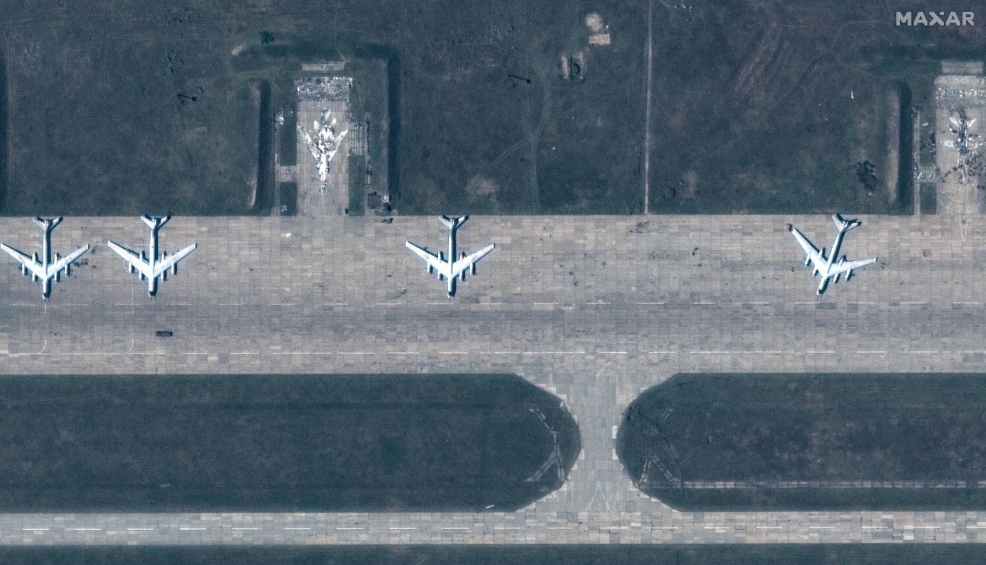 Російські стратегічні бомбардувальники Ту-95 на авіабазі Біла 22 травня 2025 року, перед ударом українського безпілотника