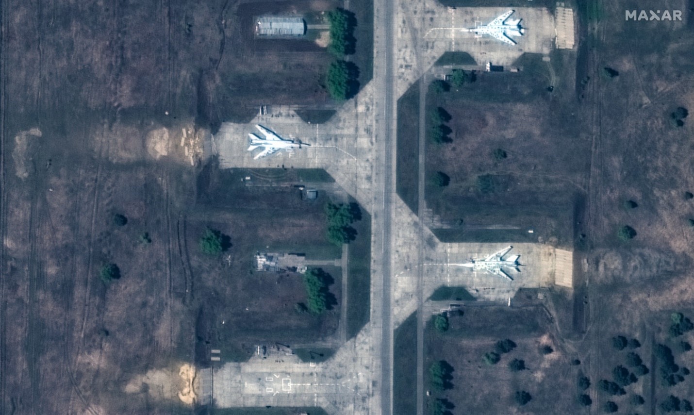 Російські стратегічні бомбардувальники Ту-22 на авіабазі Біла 22 травня 2025 року, перед ударом українського безпілотника