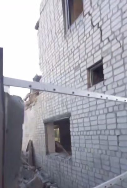 Будівля бази Моряк у Бердянську після прильоту