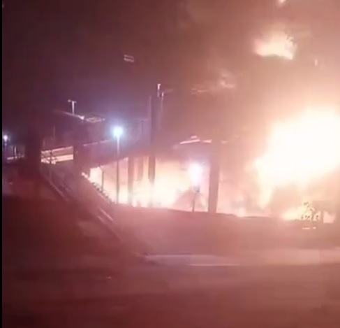 Сальськ. Прилетіло цистернами з паливом на залізничній станції - район пішохідного мосту через колії.