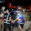 Службова особа органу влади в Запорізької області та її спільник затримано за нелегальне переправлення чоловіків за кордон для уникнення мобілізації